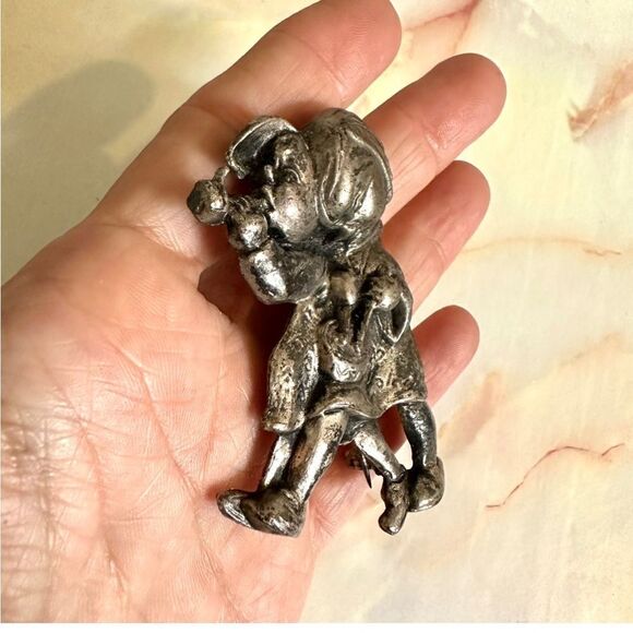 Silson Co. Hummel style vintage brooch - Picture 3 of 9